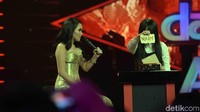Saat mengisi acara dahSyatnya Awards 2018 Ayu Ting Ting diramal akan menikah oleh The Sacred Riana.  Foto: Ayu Ting Ting dan The Sacred Riana (Noel/detikHOT)