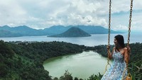 Perkenalkan, ini Atries Angel, pacar barunya Chef Juna. Gadis asal Bandung ini rupanya gemar traveling keliling Indonesia lho. Ini saat dia main ayunan di Danau Laguna, Ternate. (Instagram/Atries Angel)