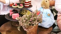 Jika punya waktu agak lama dan beramai-ramai Anda bisa memesan Afternoon Tea. Beragam cake dalam cake tier disajikan bersama boneka kelinci imut.Foto: Instagram Perhaps Rabbits