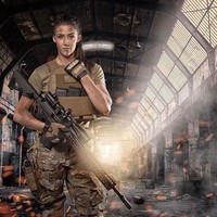 Setelah menjadi veteran, Lauren Young tidak berhenti dari kegiatan yang berbau militer. Dia masih kerap bermain-main dengan senjata. Dan berkat kepopulerannya di media sosial, dia pun kerap didapuk menjadi model pemotretan. Foto: Instagram