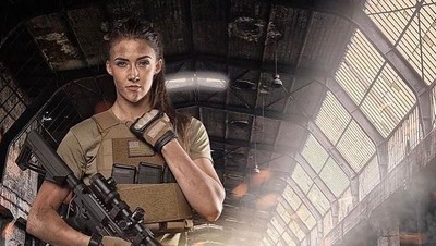Foto: Pesona Lauren Young, Eks Tentara Cantik yang Tangguh dengan Senjata