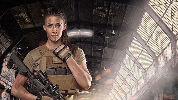 Foto: Pesona Lauren Young, Eks Tentara Cantik yang Tangguh dengan Senjata