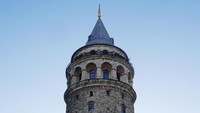 Menara batu kuno ini didirikan sekitar abad ke-14 sebagai bagian dari bangunan pertahanan. Tingginya mencapai sekitar 66,9 meter dengan diamater 16 meter, di dalamnya terdiri dari 9 lantai. Untuk bentuknya sendiri melingkar seperti tabung dengan atap kerucut (Kurnia/detikTravel)