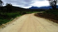 Jalan Trans Papua ruas Enaratoli-Sugapa ini struktur tanahnya sudah padat atau disebut dengan istilah urugan pilihan (urpil/perkerasan tanah dan batu). Pool/Kementerian PUPR.
