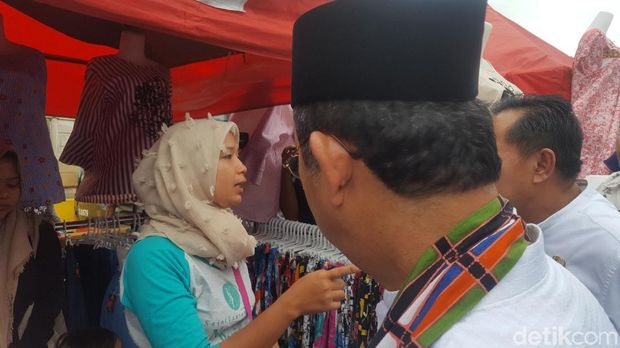 Mangara berbincang dengan salah satu pedagang