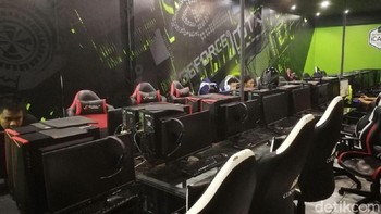 Perbedaan harga terletak pada spesifikasi GPU yang diusung di komputer tiap lantai. Di lantai satu misalnya, menggunakan GTX 1070. Lantai dua menggunakan GTX 1080 dan lantai tiga GTX 1060 dan GTX 950. Foto: detikINET/Muhammad Alif Goenawan