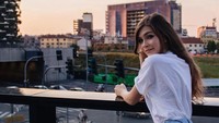 Sepertinya Karina menyukai Kota Milan Italia. Yang ini ia ada di Milano Porta Garibaldi, adalah stasiun kereta api utama di Kota Milan (Dok. sharishanya/Instagram)