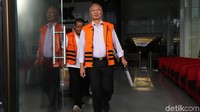 Antonius Tonny Budiono enggan menjelaskan apakah dalam pemeriksaan tersebut dikonfirmasi soal pihak lain yang ikut diduga menerima suap.