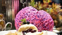 Blue Bunny Cake yang berisi blueberry ini menjadi andalan kafe ini. Disajikan dengan keranjang hias dari cokelat berwarna  pink.Foto: Instagram Perhaps Rabbits