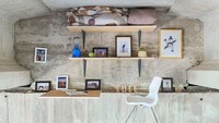 Sang arsitek juga mendekorasi dinding beton tersebut dengan beragam hiasan seperti figura foto dan juga tempat penyimpanan matras untuk tidur. Boredpanda/Istimewa.