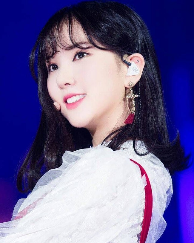 Memiliki mata yang besar, bulat dan bola matanya yang cokelat gelap membuat wajah Eunha (GFriend) terlihat menarik. Foto: Instagram