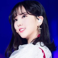 Memiliki mata yang besar, bulat dan bola matanya yang cokelat gelap membuat wajah Eunha (GFriend) terlihat menarik. Foto: Instagram