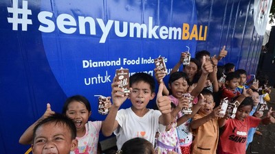 Bantuan Susu untuk Pengungsi Erupsi Gunung Agung