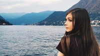 Mengingat pekerjaannya sebagai gamer wanita tentu memiliki aura tersendiri bagi para lelakai yang menyukai game. Liburan adalah hal wajar bagi Karina untuk melepas penat seperti menikmati danau ini (Dok. sharishanya/Instagram)