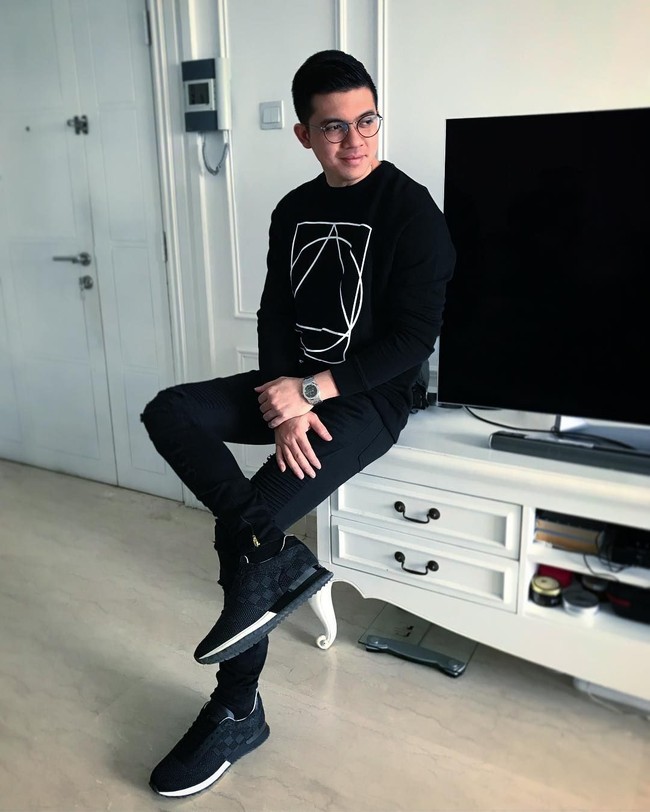 Aktor Irwansyah yang kini sibuk berbisnis fashion dan travel tampil stylish dengan sneakers dari Louis Vuitton seharga 620 poundsterling atau sekitar Rp 11,7 juta. Foto: Dok. Instagram