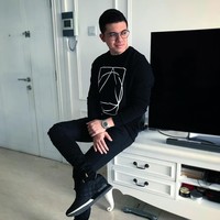 Aktor Irwansyah yang kini sibuk berbisnis fashion dan travel tampil stylish dengan sneakers dari Louis Vuitton seharga 620 poundsterling atau sekitar Rp 11,7 juta. Foto: Dok. Instagram