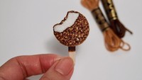 Siapa setuju? Sulaman chocolate crunch ini benar-benar mirip asli ya? Rasanya pingin dimakan! Foto: ipnot