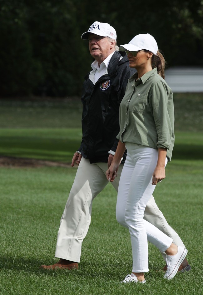 Melania Trump meninggalkan stiletto demi sneakers dalam beberapa kesempatan. Koleksi sneakersnya beragam, dari Converse hingga Adidas dan harganya tak lebih dari Rp 1 juta. Foto: Getty Images