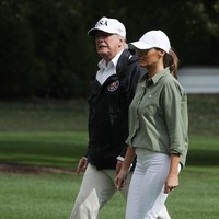 Melania Trump meninggalkan stiletto demi sneakers dalam beberapa kesempatan. Koleksi sneakersnya beragam, dari Converse hingga Adidas dan harganya tak lebih dari Rp 1 juta. Foto: Getty Images