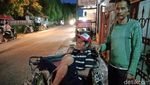 Foto: Suka Duka Pangaliman dan Lasono Menarik Becak di Pondok Labu