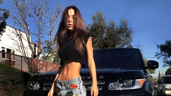 Dan pada 2017 kemarin, Alexis membuktikan dirinya bukan hanya sekadar selebriti di Instagram. Dia terpilih menjadi bagian dari model majalah olahraga Sports Illustrated Swimsuit. Foto: Instagram