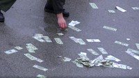 Uang dolar AS mulai dari pecahan  US$ 5, US$ 10 hingga US$ 20 bertebaran di jalan.