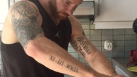 Kalau ini saat Tyson bikin jus untuk pola hidup sehat yang sedang ia jalani. Ia menulis resep pembuatan jusnya. Ada air kelapa hijau, daun seledri, mentimun, nanas, semangka, dan perasan air lemon. Foto: Instagram @tyson_lynch