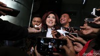 Saat ditanya apakah ia pernah menangani perawatan kecantikan Rita, Sonia tak menjawab secara lugas. Ia juga enggan menjawab soal berapa uang yang dikeluarkan Rita untuk biaya perawatan kecantikan serta soal pernah menerima barang dari Rita atau tidak.