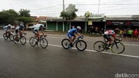 Dari kantor bupati Madiun, rombongan tim melewati kantor DPRD Kabupaten Madiun sekaligus memperebutkan point sprint pertama. Kemudian menuju Caruban dan memasuki Nganjuk dan bablas ke Jombang.