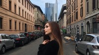Masih di Milan, Italia, Karina menghabiskan waktu. Gedung latar belakangnya pun masih sama seperti di foto sebelumnya (Dok. sharishanya/Instagram)