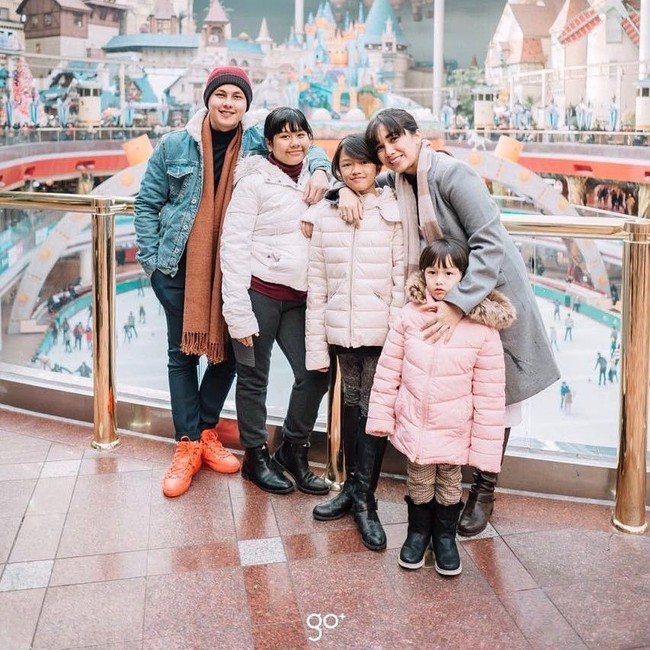 Presenter Andhika Pratama tampil casual saat liburan dengan keluarganya. Kakinya tampak dibalut sneakers merah dari brand Balenciaga seharga US$ 585 atau sekitar Rp 7,8 juta. Foto: Dok. Instagram