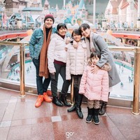 Presenter Andhika Pratama tampil casual saat liburan dengan keluarganya. Kakinya tampak dibalut sneakers merah dari brand Balenciaga seharga US$ 585 atau sekitar Rp 7,8 juta. Foto: Dok. Instagram