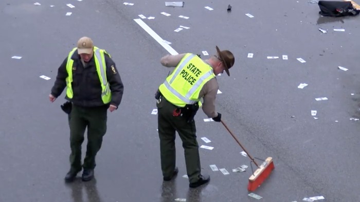 Hujan Duit Guyur Jalanan Tol di AS, Ada Apa?