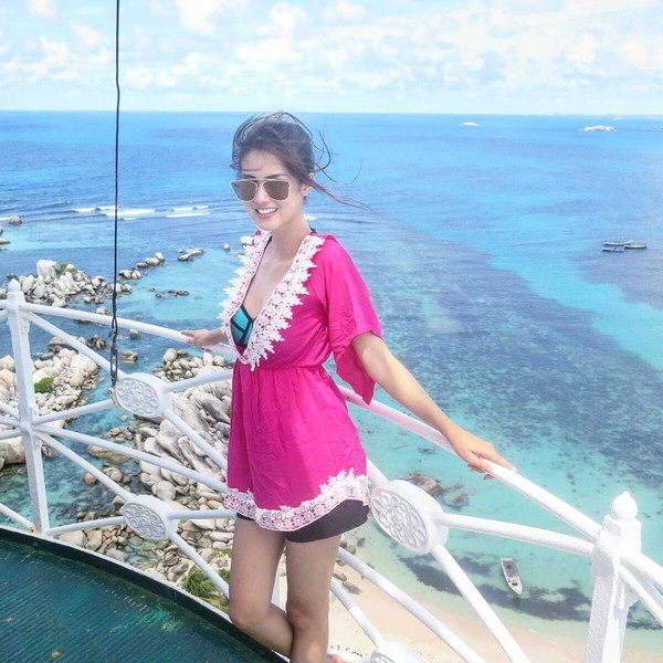 Â Ke Belitung, Atries juga tidak menyia-nyiakan kesempatan untuk naik ke atas Mercusuar Pulau Lengkuas. Dari atas sini keindahan Pulau Lengkuas bisa traveler nikmati secara maksimal.(Instagram/Atries Angel) Â Ke Belitung, Atries juga tidak menyia-nyiakan kesempatan untuk naik ke atas Mercusuar Pulau Lengkuas. Dari atas sini keindahan Pulau Lengkuas bisa traveler nikmati secara maksimal.(Instagram/Atries Angel)