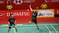Tontowi melepaskan smash.
