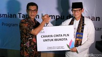 Wakil Gubernur DKI Jakarta Sandiaga Uno didampingi General Manager PLN Distribusi Jakarta Raya Ikhsan Asaad meresmikan Taman Lampu, Jumat (26/1/2018).