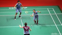 Greysia/Apriani memetik kemenangan atas pasangan Korea Selatan itu dalam dua gim langsung.