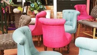 Kafe dipenuhi dengan kursi berlapis kain warna biru dan pink yang cantik. Ada juga boneka kelinci ditaruh di beberapa tempat. Tempat asyik buat berfoto selfie.Foto: Instagram Perhaps Rabbits