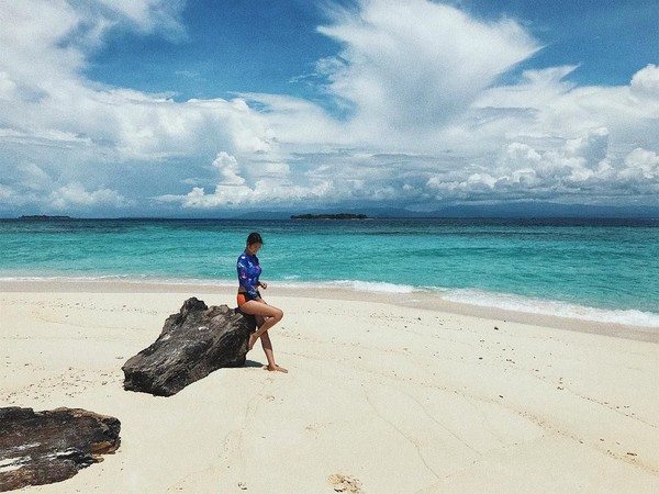 Gadis cantik yang berprofesi sebagai DJ ini juga terlihat berfoto di Pulau Pasir Putih, Morotai. Cantik kan pantainya? (Instagram/Atries Angel)