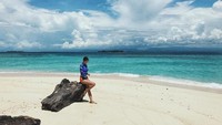 Gadis cantik yang berprofesi sebagai DJ ini juga terlihat berfoto di Pulau Pasir Putih, Morotai. Cantik kan pantainya? (Instagram/Atries Angel)