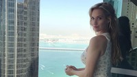 Dalam sebuah postingnya pekan ini, Spiranac berfoto di Dubai untuk mempromosikan turnamen Omega Dubai Desert Classic. (Foto: Instagram @_paige.renee)