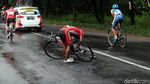Pebalap Bertumbangan di Etape Neraka