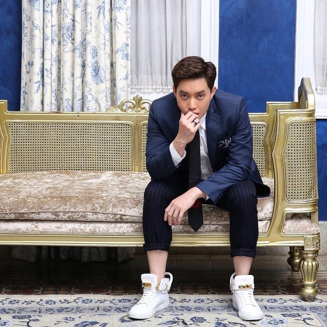 Edric Tjandra yang dikenal sebagai presenter bergaya memakai sneakers alta hi-top dari brand Buscemi seharga Rp 13,6 juta. Foto: Dok. Instagram