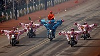 Yang unik, ada penampilan dari daredevil yaitu akrobat para tentara di atas motor yang sedang berjalan