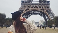 Karina saat streaming sering berperilaku unik juga sedikit vulgar yang menarik para pengikutnya. Liburannya kali ini ada di Paris dengan berlatar belakang Menara Eiffel (Dok. sharishanya/Instagram)
