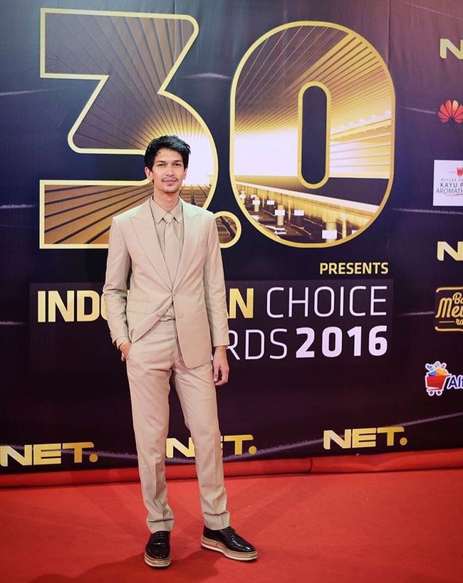 Presenter dan penyanyi Dimas Beck tampil stylish dalam balutan sepatu espadrille oxford dari brand Prada seharga US$ 1.100 atau sekitar Rp 14 jutaan. Foto: Dok. Instagram