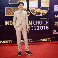 Presenter dan penyanyi Dimas Beck tampil stylish dalam balutan sepatu espadrille oxford dari brand Prada seharga US$ 1.100 atau sekitar Rp 14 jutaan. Foto: Dok. Instagram