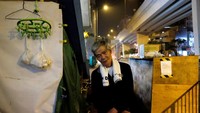 Gaji Cheung Muk-gun rupanya tak cukup untuk dipakai menyewa apartemen di Hong Kong, serta memenuhi kebutuhan hidup sehari-hari. (Foto: Dok. REUTERS/Bobby Yip)