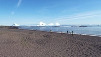Di musim panas, Pantai Siorarsuit tidak ada ubahnya dengan pantai di Indonesia. Pantai berpasir hingga rumput hijau akan menghiasi pantai ini (CNN)