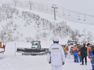 Foto: Gunung Kusatsu Shirane Erupsi, Pencarian Korban Terus Dilakukan